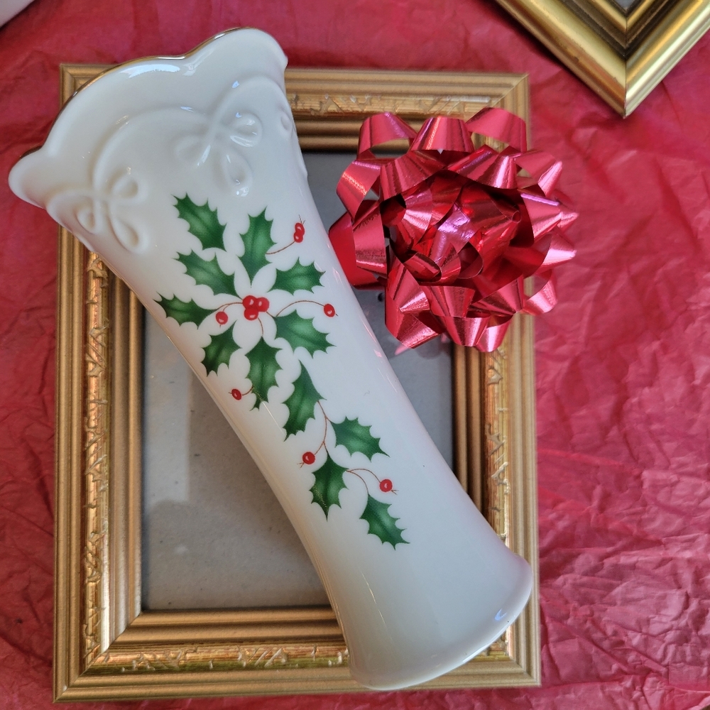 Lenox Holiday Vase ~ Dimension Collection ~ Holly ~ Christmas ~ Pretty